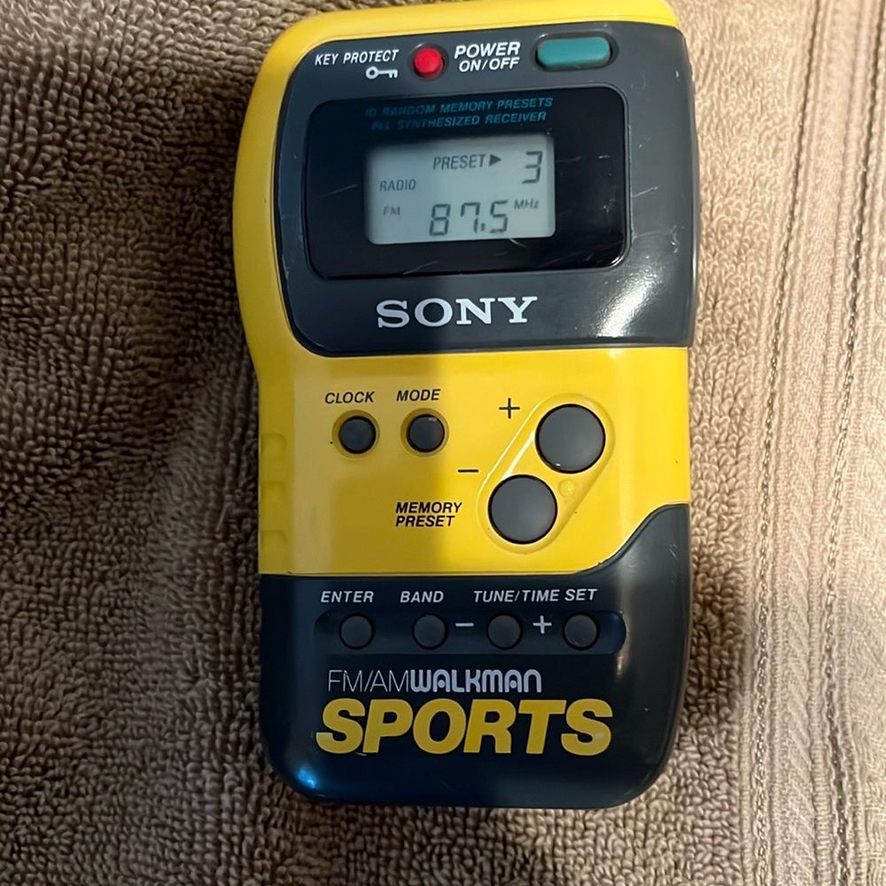 Sony fm/am Walkman Sports gently used does not come with earphones has belt clip